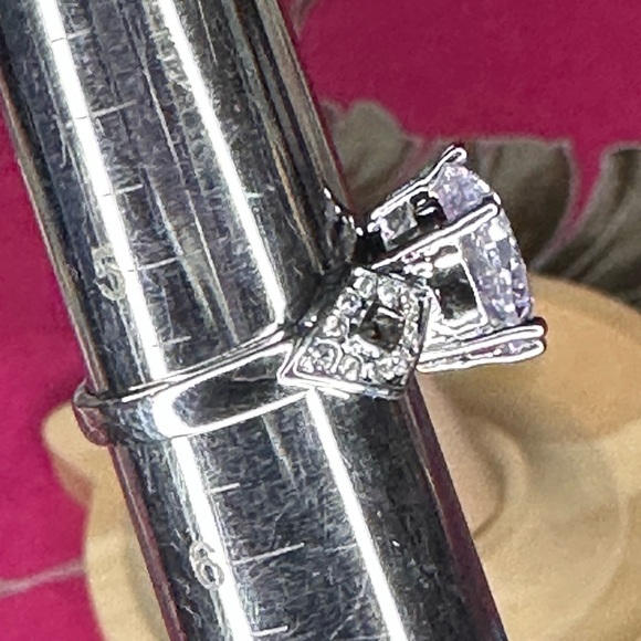 R4. Swarovski Elegant Silver Round Crystal Engagement Ring - Picture 5 of 6